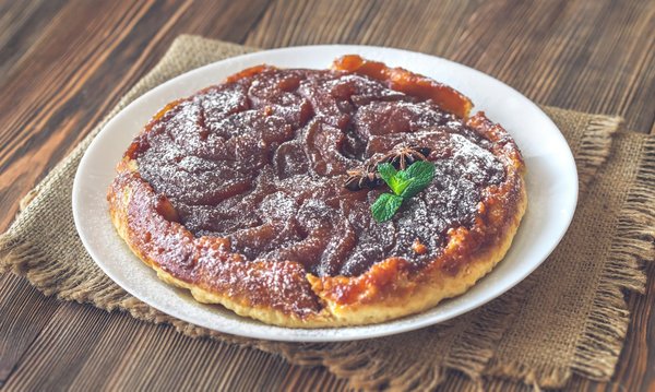 Comment réussir une tarte Tatin avec des pommes caramélisées et une pâte croustillante?